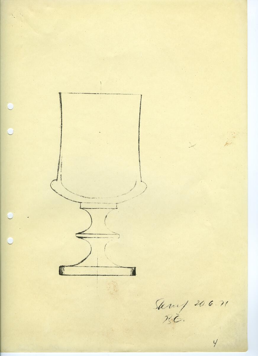 Materialet innehåller skisser till vaser, kannor, servisglas, snäckor, ishinkar, gravyrer m.m. . Det ingår även handlingar och korrespondens angående produkter och utbyte av ideér med olika uppdragsgivare och företag.