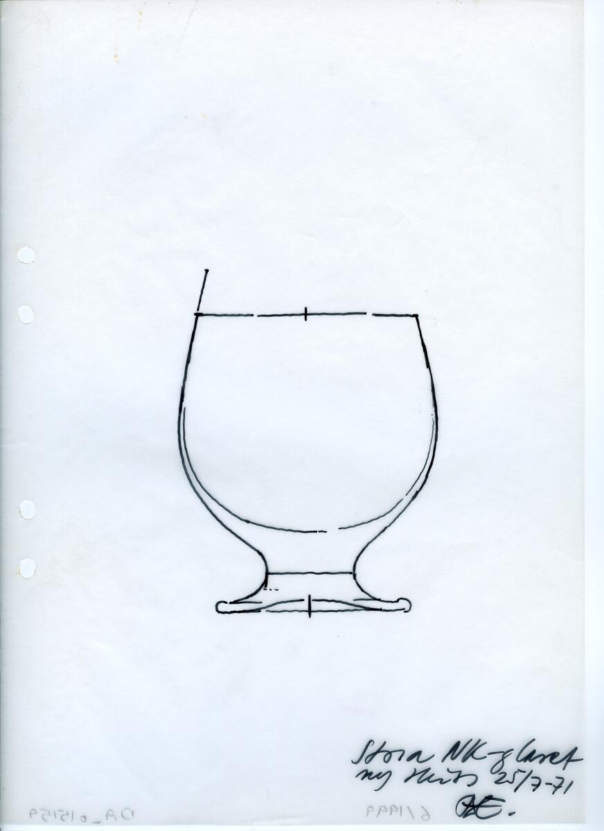 Materialet innehåller skisser till vaser, kannor, servisglas, snäckor, ishinkar, gravyrer m.m. . Det ingår även handlingar och korrespondens angående produkter och utbyte av ideér med olika uppdragsgivare och företag.