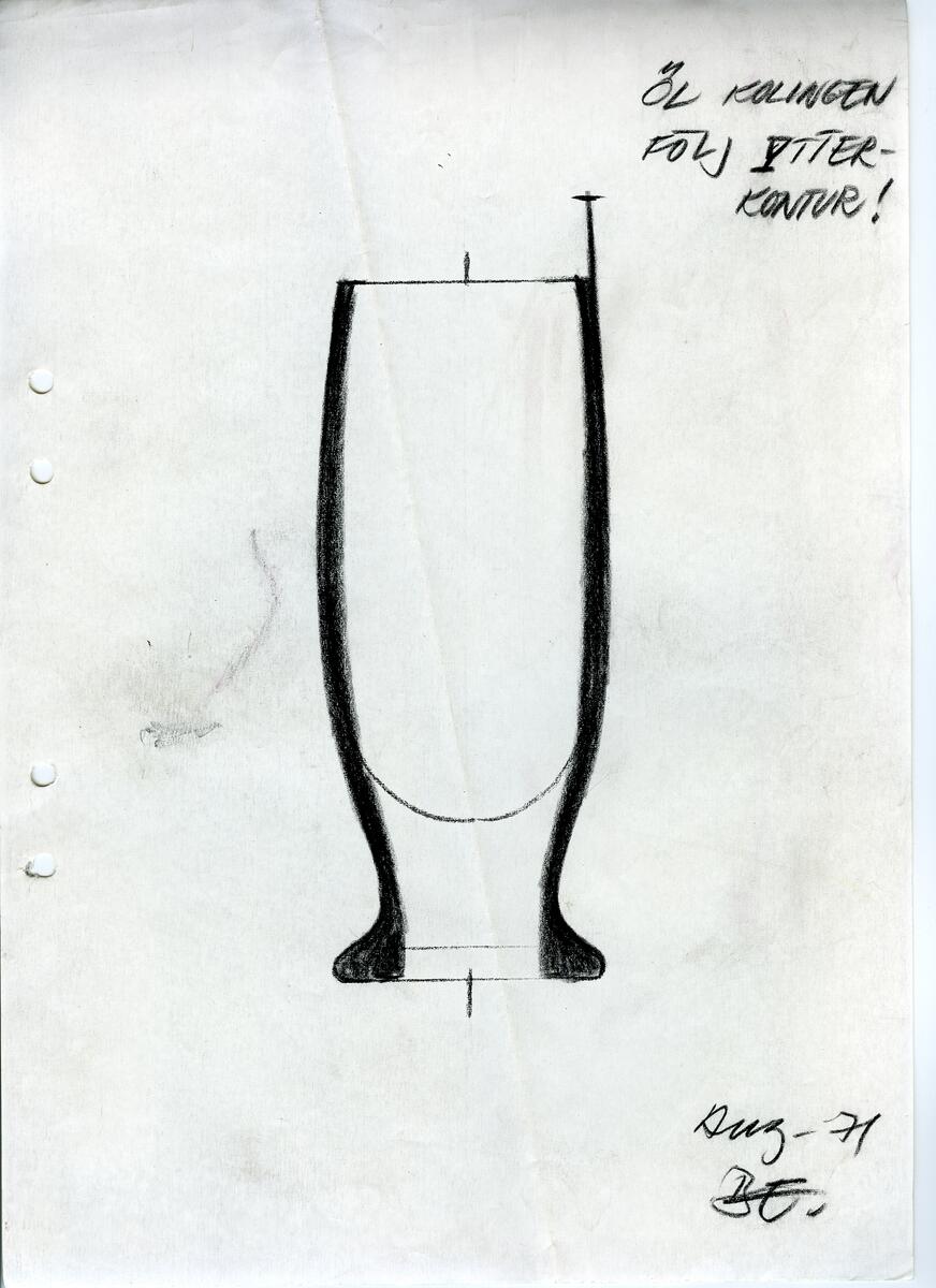 Materialet innehåller skisser till vaser, kannor, servisglas, snäckor, ishinkar, gravyrer m.m. . Det ingår även handlingar och korrespondens angående produkter och utbyte av ideér med olika uppdragsgivare och företag.