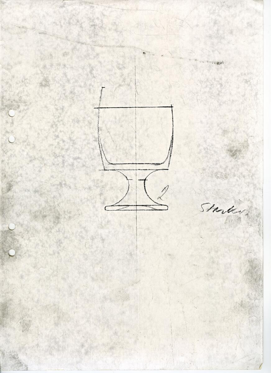 Materialet innehåller skisser till vaser, kannor, servisglas, snäckor, ishinkar, gravyrer m.m. . Det ingår även handlingar och korrespondens angående produkter och utbyte av ideér med olika uppdragsgivare och företag.
