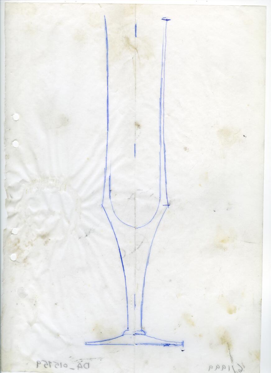 Materialet innehåller skisser till vaser, kannor, servisglas, snäckor, ishinkar, gravyrer m.m. . Det ingår även handlingar och korrespondens angående produkter och utbyte av ideér med olika uppdragsgivare och företag.