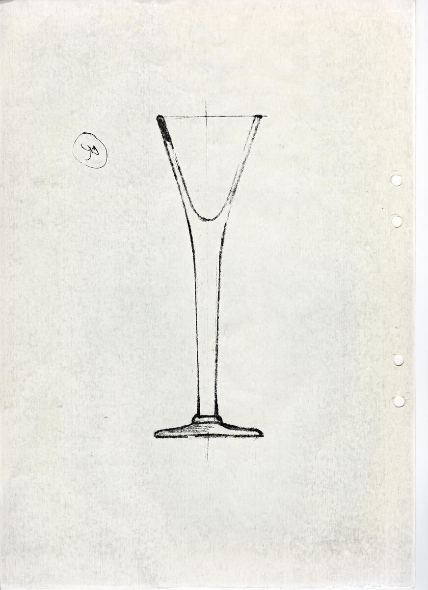 Materialet innehåller skisser till vaser, kannor, servisglas, snäckor, ishinkar, gravyrer m.m. . Det ingår även handlingar och korrespondens angående produkter och utbyte av ideér med olika uppdragsgivare och företag.