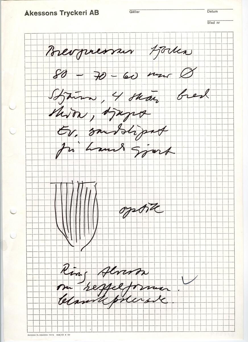 Materialet innehåller skisser till vaser, kannor, servisglas, snäckor, ishinkar, gravyrer m.m. . Det ingår även handlingar och korrespondens angående produkter och utbyte av ideér med olika uppdragsgivare och företag.