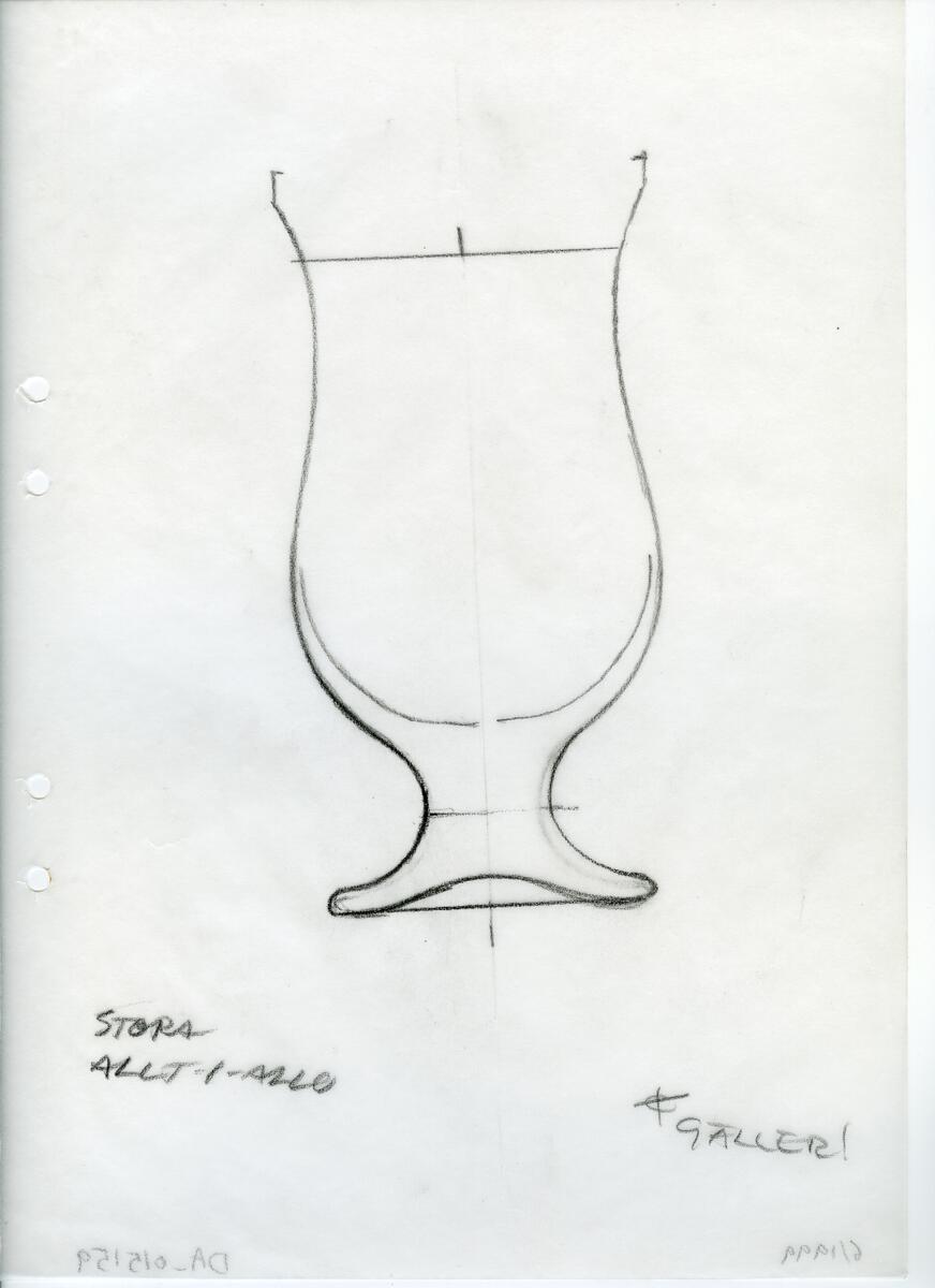 Materialet innehåller skisser till vaser, kannor, servisglas, snäckor, ishinkar, gravyrer m.m. . Det ingår även handlingar och korrespondens angående produkter och utbyte av ideér med olika uppdragsgivare och företag.