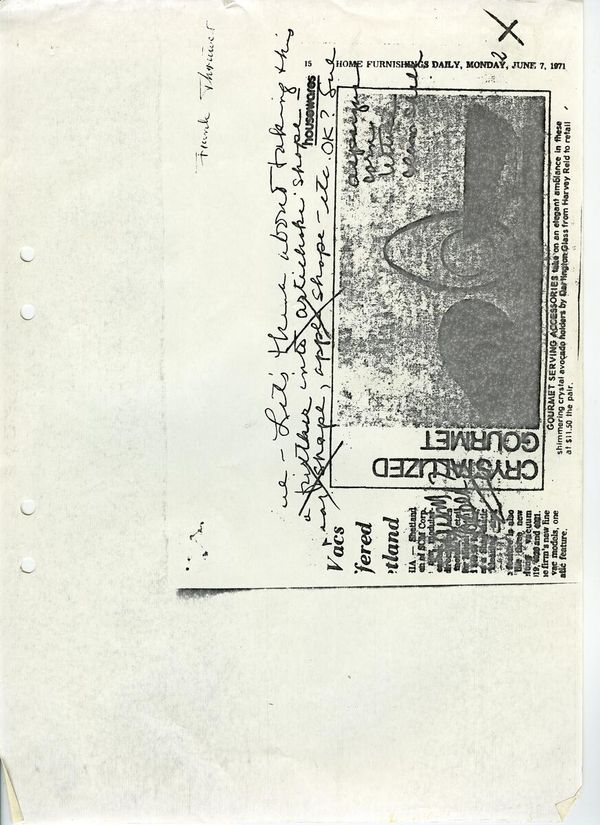 Materialet innehåller skisser till vaser, kannor, servisglas, snäckor, ishinkar, gravyrer m.m. . Det ingår även handlingar och korrespondens angående produkter och utbyte av ideér med olika uppdragsgivare och företag.