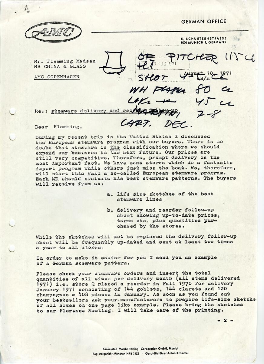 Materialet innehåller skisser till vaser, kannor, servisglas, snäckor, ishinkar, gravyrer m.m. . Det ingår även handlingar och korrespondens angående produkter och utbyte av ideér med olika uppdragsgivare och företag.