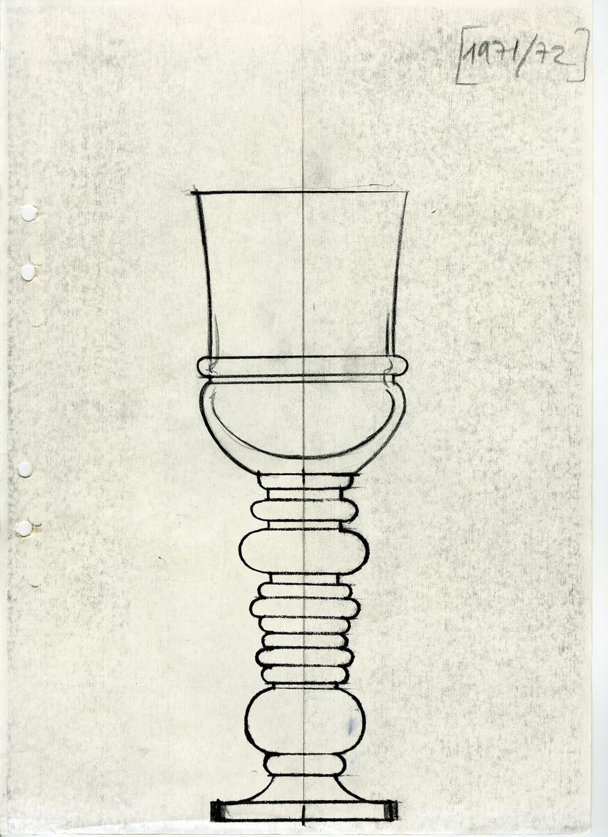Materialet innehåller skisser till vaser, kannor, servisglas, snäckor, ishinkar, gravyrer m.m. . Det ingår även handlingar och korrespondens angående produkter och utbyte av ideér med olika uppdragsgivare och företag.