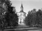 Själevads kyrka. Vitputsad stenkyrka byggd som centralkyrka med åttkantig plan i senklassicistisk stil. I varje väderstreck har exteriören en kolonnportik som bär upp en triangelgavel. Kyrkan har åttsidig lanternin försedd med klocktorn och spira med förgyllt kors och kula. Invändigt orgelläktare i öster där entrén finns. En skärmvägg i väster avskiljer sakristian från koret och kyrkorummet.