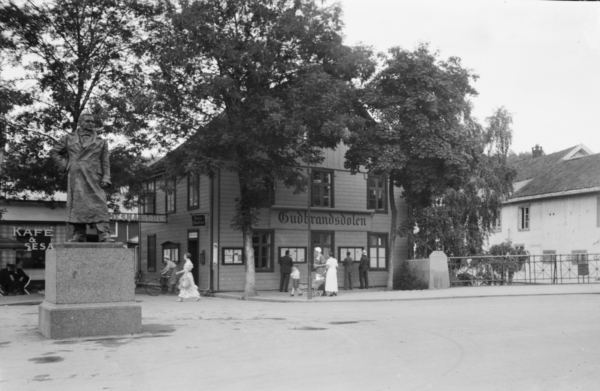 Lilletorget på Lillehammer med huset der avisa Gudbrandsdølen holdt til og statuen av Ludwig Wiese