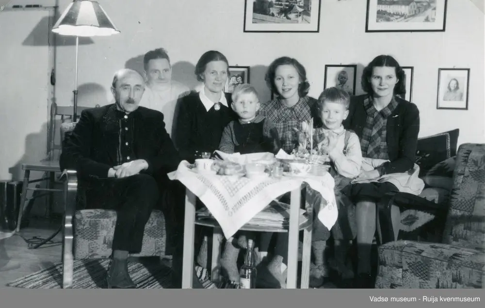 Besøk hos Anna og Erling Olsen i gjenreisningsbrakka på 50- tallet i Vadsø. Fra venstre: Gunnar Simonsen, Erling Olsen, Lilly Simonsen, Alf Harald Olsen, Gerd Simonsen, Erling Jan Olsen og Anna Olsen.