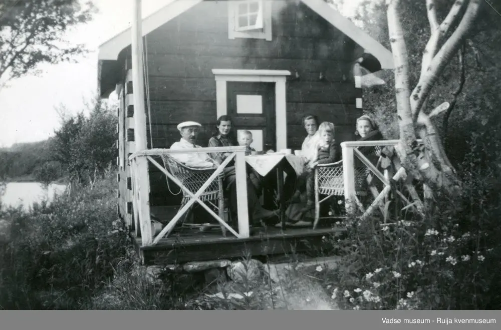 Kaffe på hytta "Koia"til familien Olsen. Erling Olsen bygde denne hytta på1930 tallet. Hytta ligger i Tomaselvdalen i Vadsø kommune. Fotografert 1950.