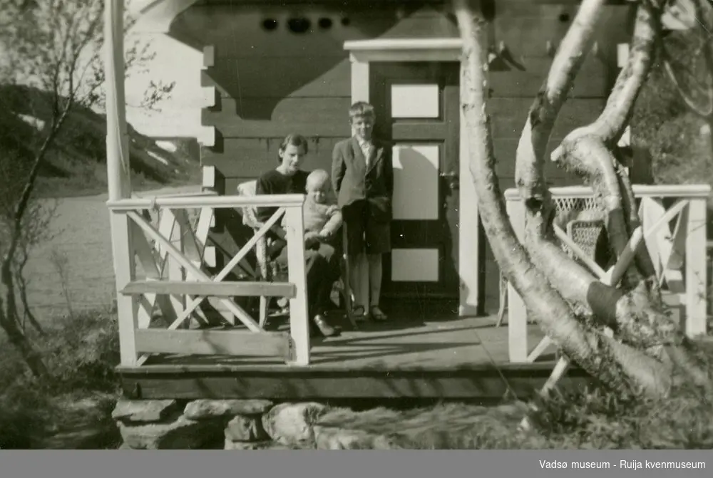 Hytta "Koia"til familien Olsen. Erling Olsen bygde denne hytta på 30-tallet. Hytta ligger i Tomaselvdalen i Vadsø kommune. Fotografert på1950- tallet.