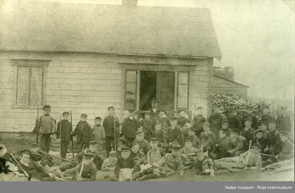 Vadsø guttekorps på utmarsj til Vestre Jakobselv, i Vadsø kommune 1901.
