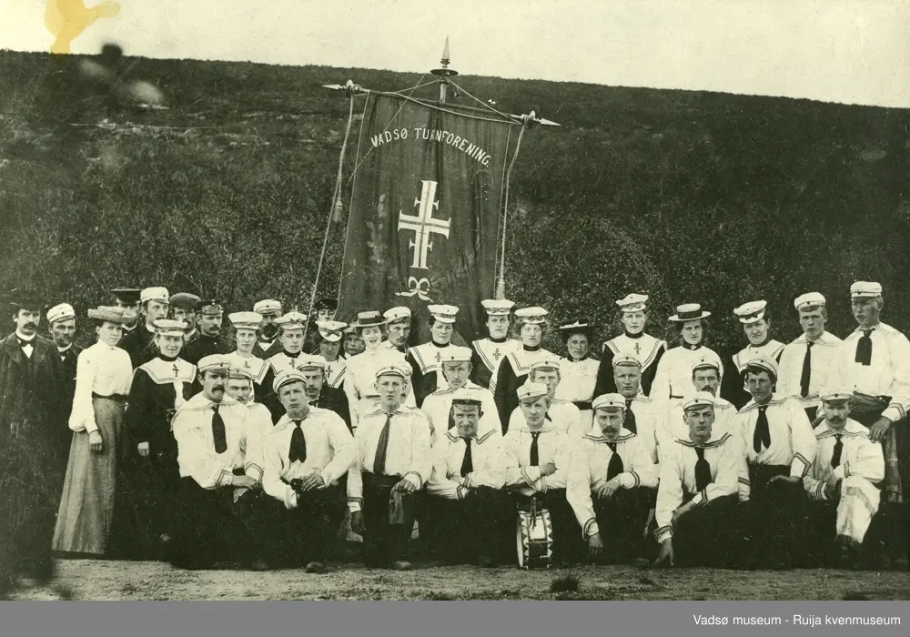 Vadsø turnforening på utmarsj til Vestre Jakobselv i Vadsø kommune 1906.
