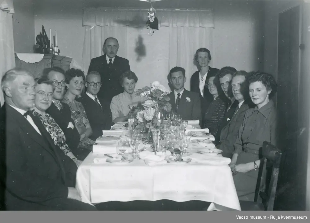Bryllupsdagsfeiring 7.august 1954. Gerd og Otto Arnesens bryllupsdag feires med gjester i spisestuen. Vadsø