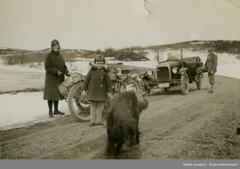 Harley-Davidson motorsykkel med sidevogn og bil skiltet Y-2049, på Seidafjellet i Tana på 1930- tallet. Til venstre: Lilly Simonsen, foran Gerd og hunden Top.
