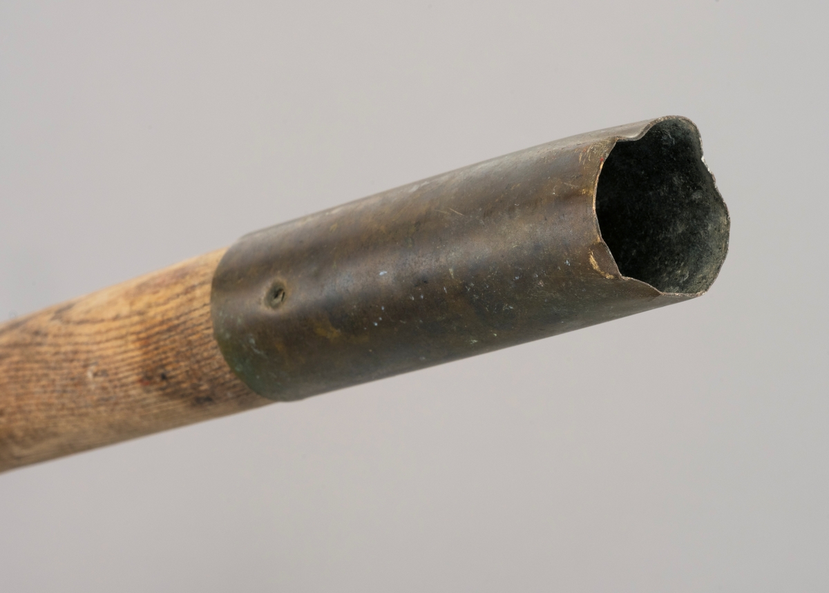 Kortskaftet håv, brukt under fiske på Sølensjøen i Øvre Rendalen. Håvringen er lagd av en 3,5 millimeter tjukk ståltråd som er bøyd til en ring med bortimot 37 centimeters diameter. Endene av tråden er rette og parallelle. De er festet til den ene enden av et bortimot 43 centimeter langt treskaft ved hjelp av en 3,8 centimeter bred messingholk. Skaftet er lagd av ei tettvokst, runddreid trestang, muligens opprinnelig ei teltstang. Den har i hvert fall en 7,7 centimeter bred messingholk i den ytre enden, og den er plassert slik at den later til å ha vært et skjøtepunkt. Håvposen er lagd av 1,2 millimeter tjukk bommulstråd som er bundet til et nett der maskestørrelsen er cirka 2,0 X 2,0 centimeter. Posen er snaut 50 centimeter djup. Det er et hull i veven på sida av posen.