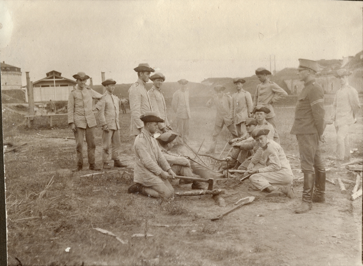 Text i fotoalbum: "Kokning bakom slutvärnet".