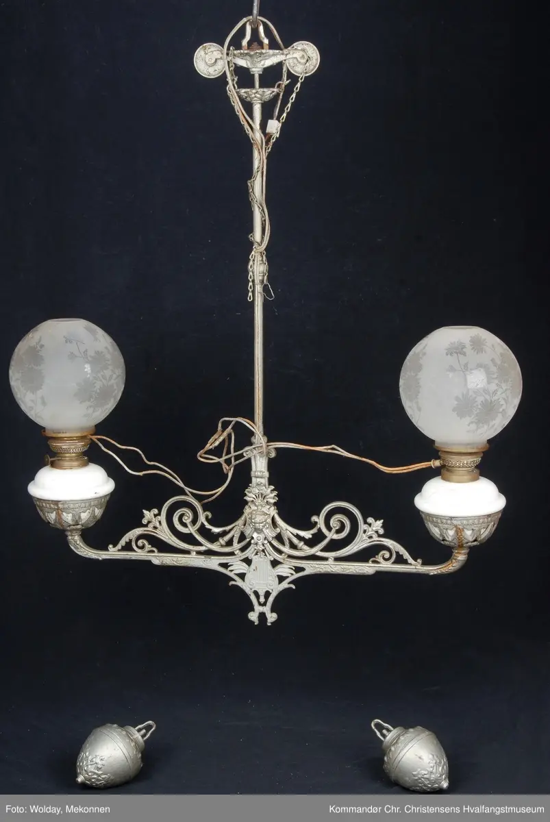 Toarmet parafinlampe, ombygd til elektrisk. Toarmet taklampe med 2 glasskupler og 2 lodd.