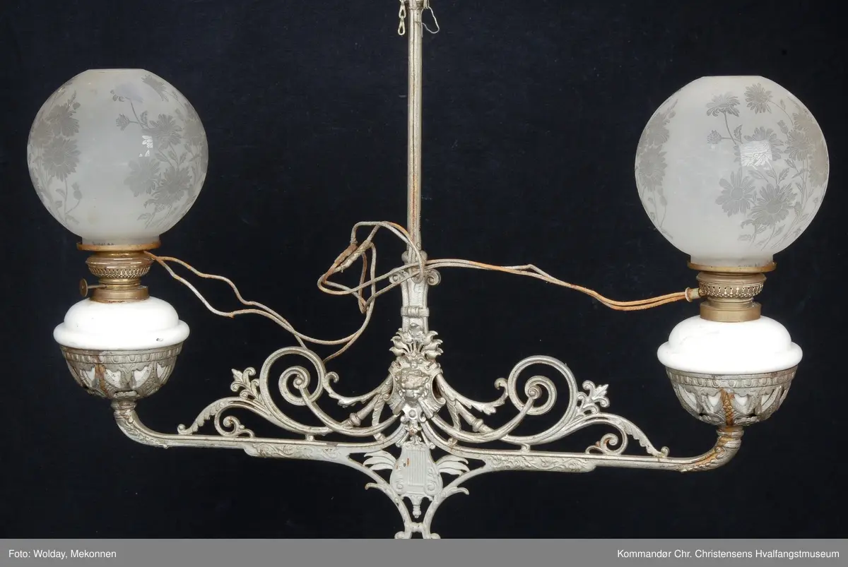 Toarmet parafinlampe, ombygd til elektrisk. Toarmet taklampe med 2 glasskupler og 2 lodd.