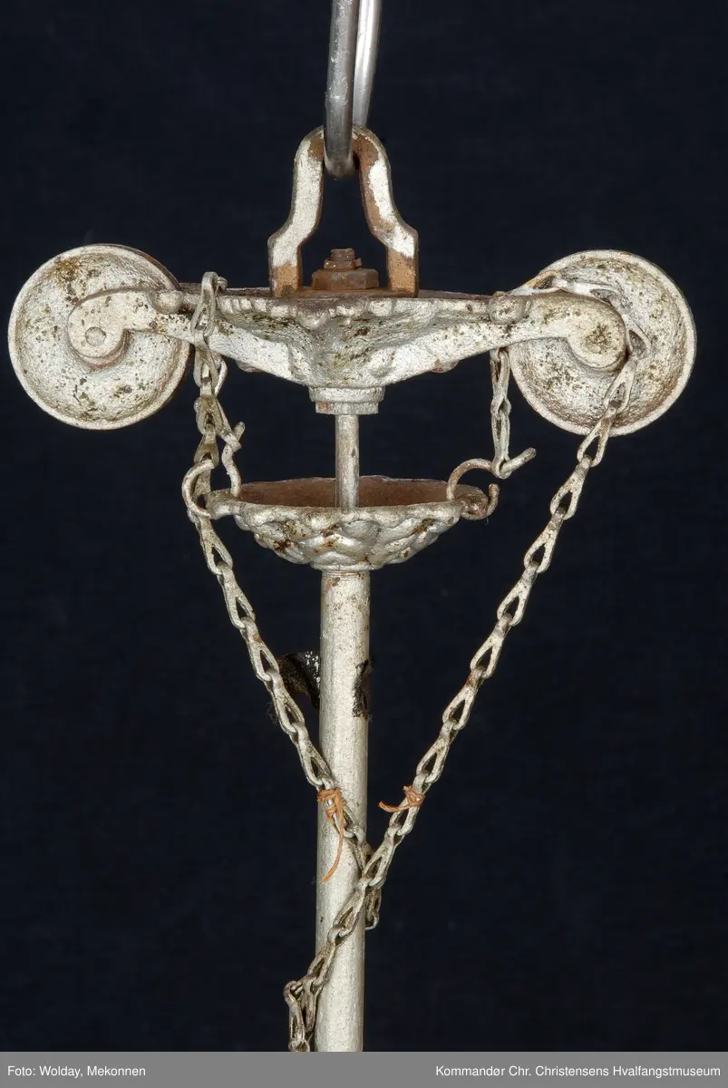 Toarmet parafinlampe, ombygd til elektrisk. Toarmet taklampe med 2 glasskupler og 2 lodd.