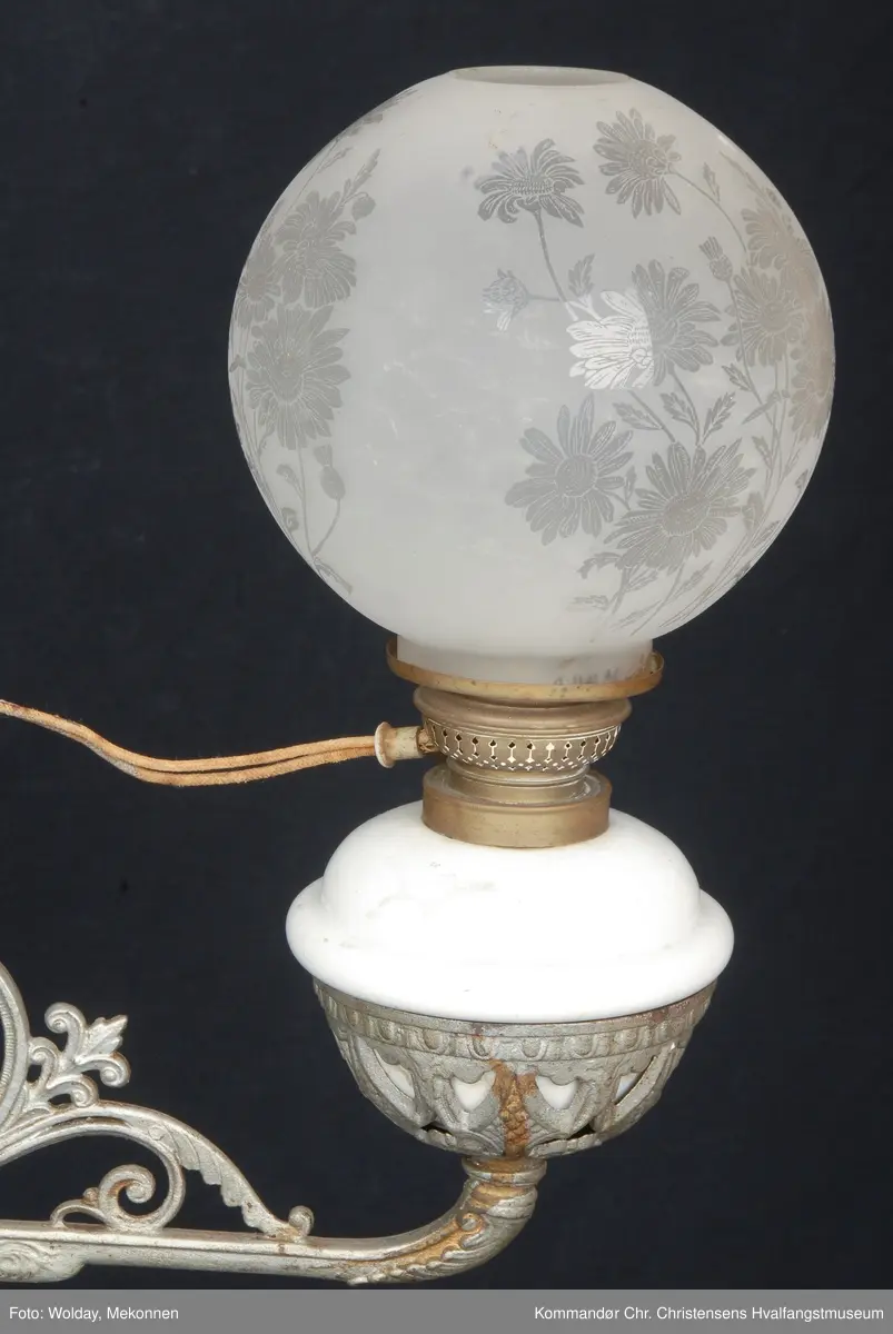 Toarmet parafinlampe, ombygd til elektrisk. Toarmet taklampe med 2 glasskupler og 2 lodd.