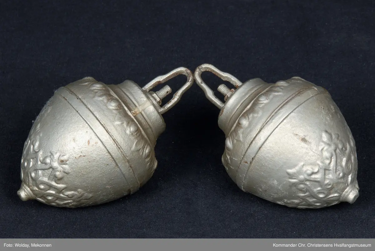 Toarmet parafinlampe, ombygd til elektrisk. Toarmet taklampe med 2 glasskupler og 2 lodd.