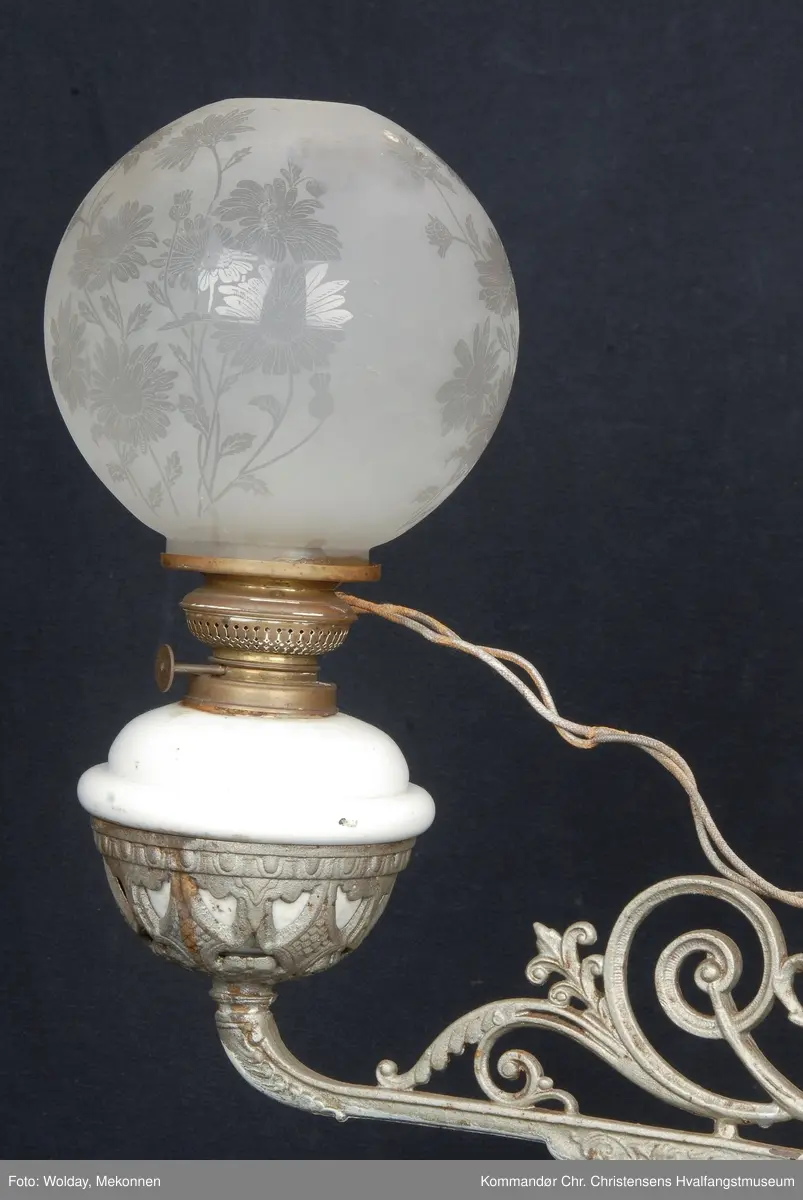 Toarmet parafinlampe, ombygd til elektrisk. Toarmet taklampe med 2 glasskupler og 2 lodd.