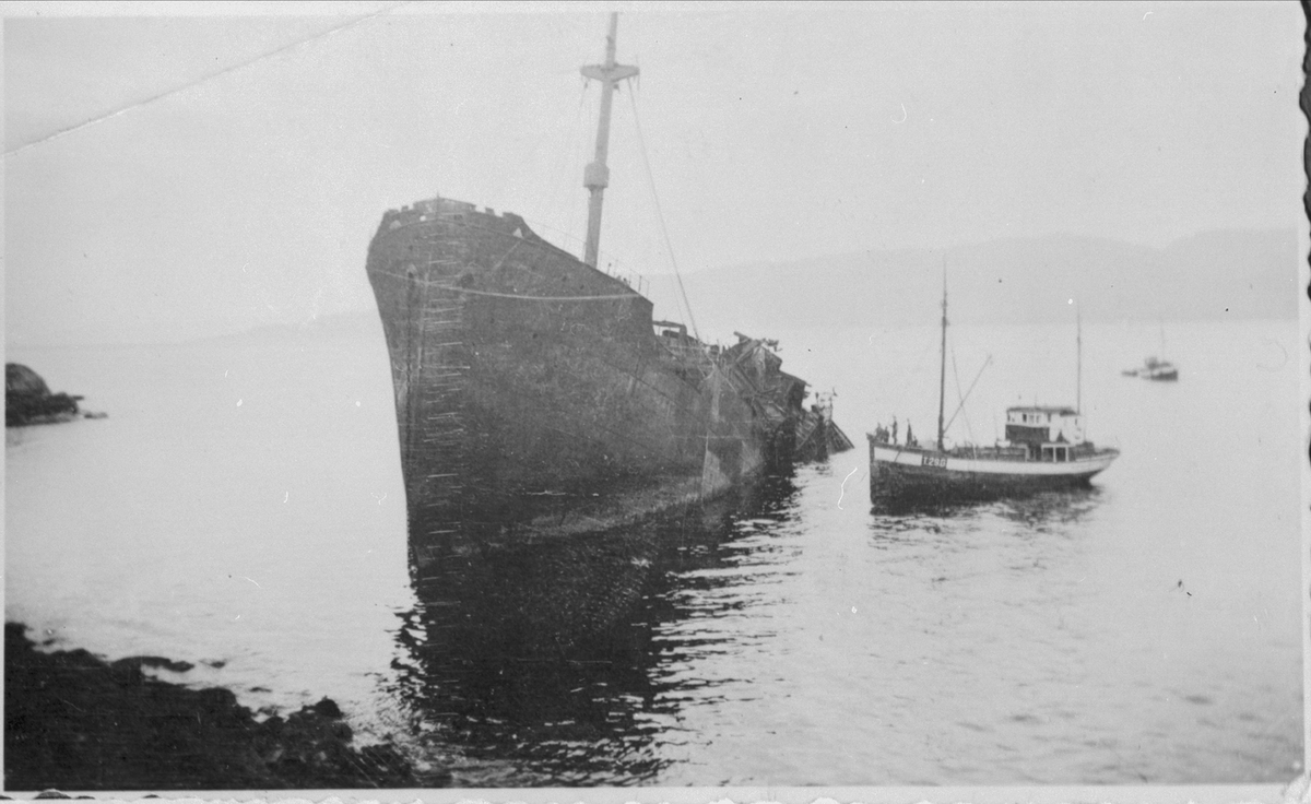 To fiskefartøy ved et havarert skip i fjærsteinene utenfor Ankenes.