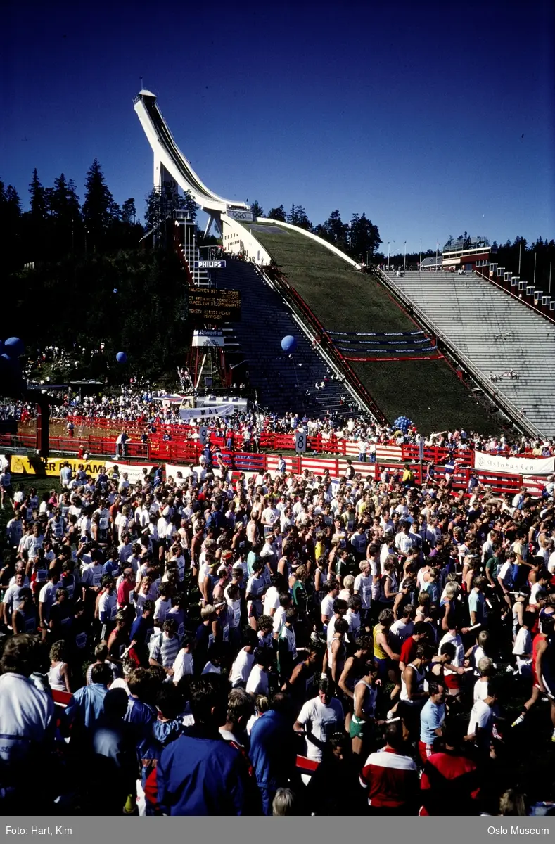 Holmenkollen skiarena, Manpower-stafetten, mennesker, deltakere, publikum, Holmenkollbakken