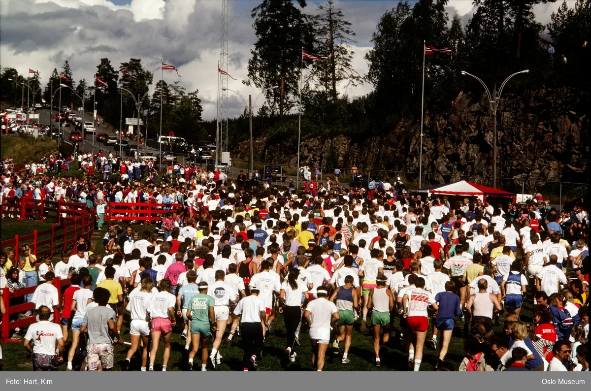 Holmenkollen skiarena, Manpower-stafetten, mennesker, deltakere, publikum, vei, biler