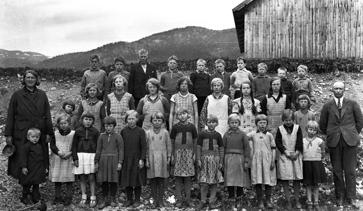 Skulebilde frå Sanda skule 14. mai 1934, med lærarane Sina Sanda og Ketil Bergland.  For namn på elevane, sjå under Opplysninger lenger med på sida. 