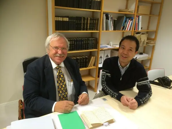 Her ser vi Torstein Sjøvold fra Sverige og Yoshikazu Uni med dagboken til Walby.