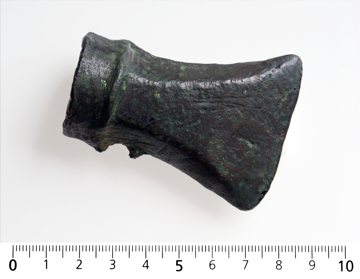B 3232 Holkøks (celt) av bronse, yngre bronsealder