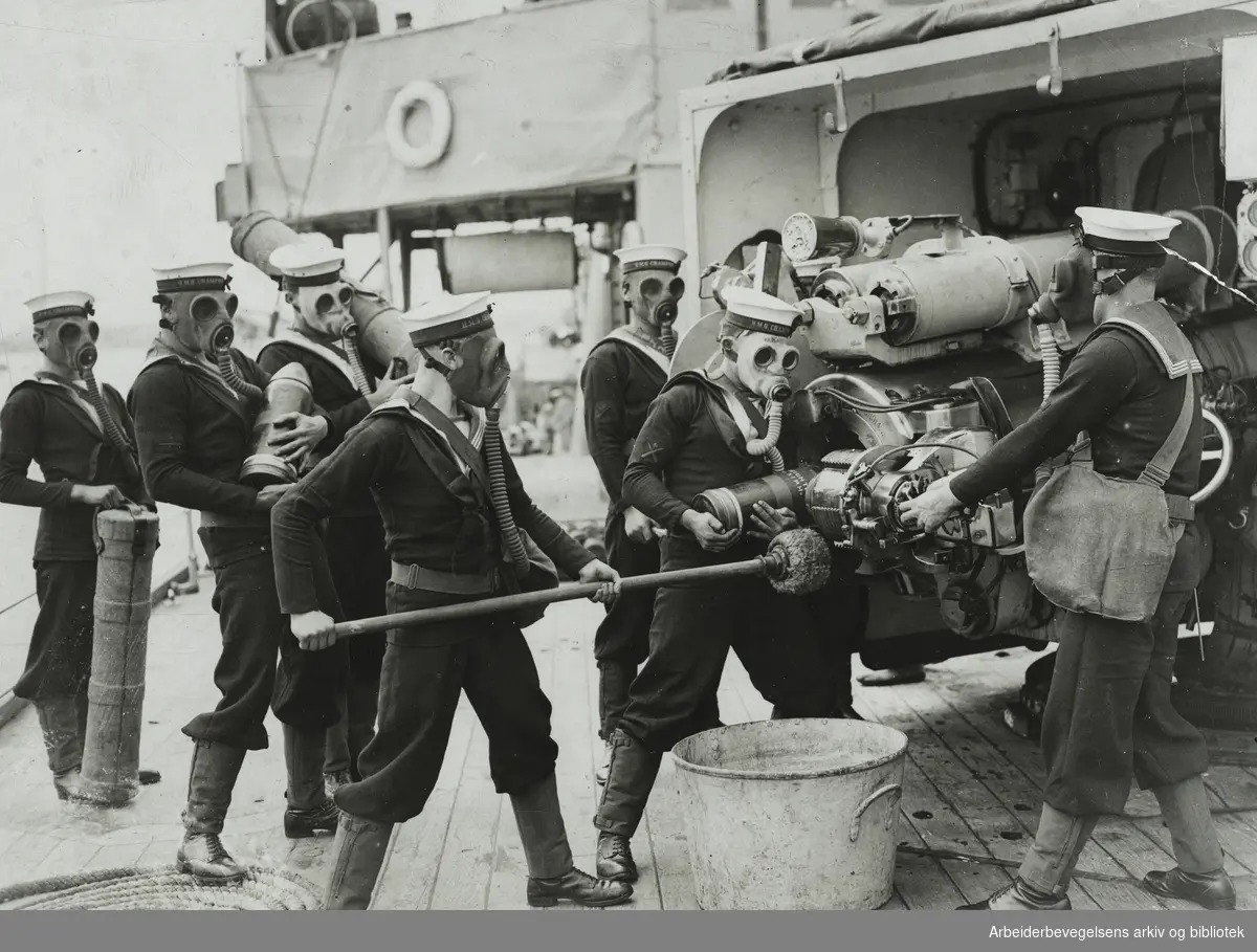 Den engelske marinens utdanning av skyttere ved "The floating gunnery school - HMS Champion". September 1921. Arbeidermagasinet.