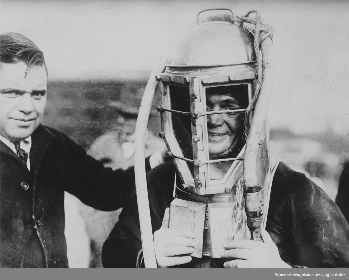 Sir Hubert Wilkins' polarekspedisjon i 1930 og 1931. Kaptein Sloan Danenhower på undervannsbåten USS Nautilus tester en ny type dykkerhjelm. 1930. Arbeidermagasinet