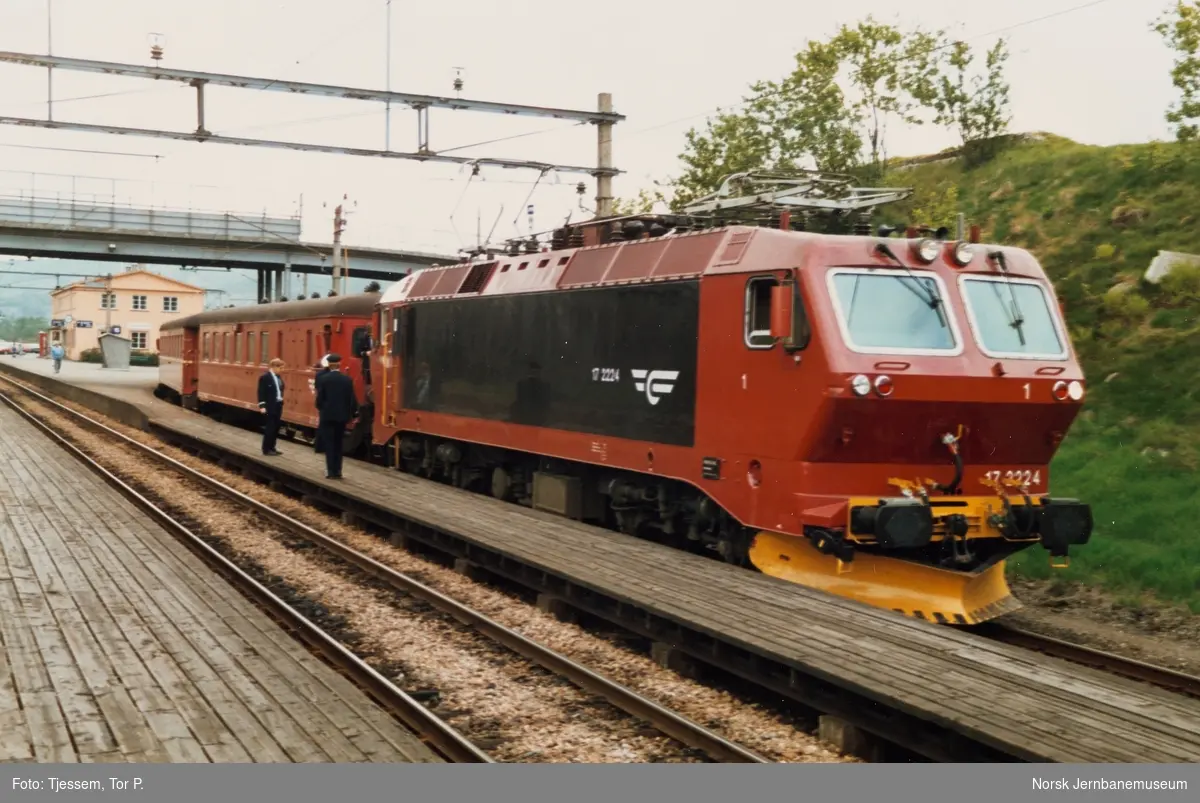 Elektrisk lokomotiv El 17 2224 med persontog til Stavanger, tog 717, på Egersund stasjon