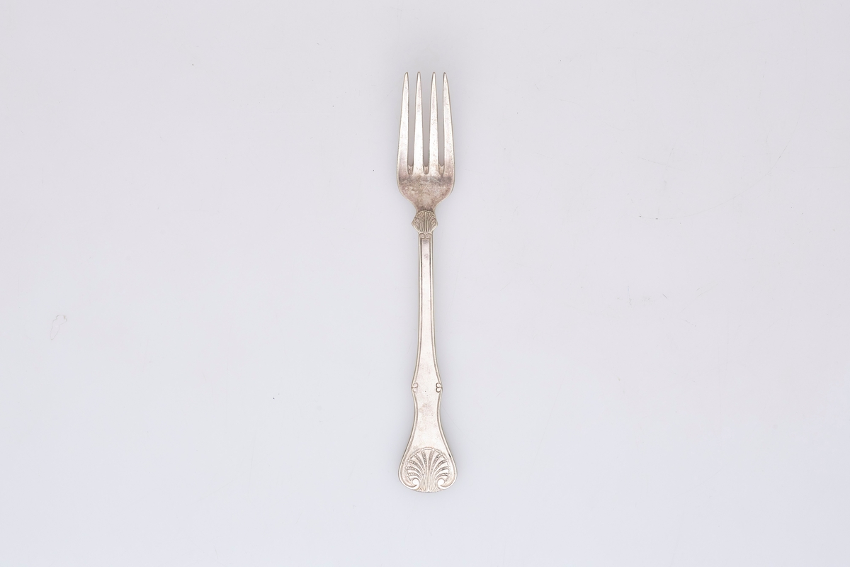 Gaffelen har fire tinder og et fiolinformet skaft. Mønsteret er et musling- eller skjellmønster med rifler langs skaftet.