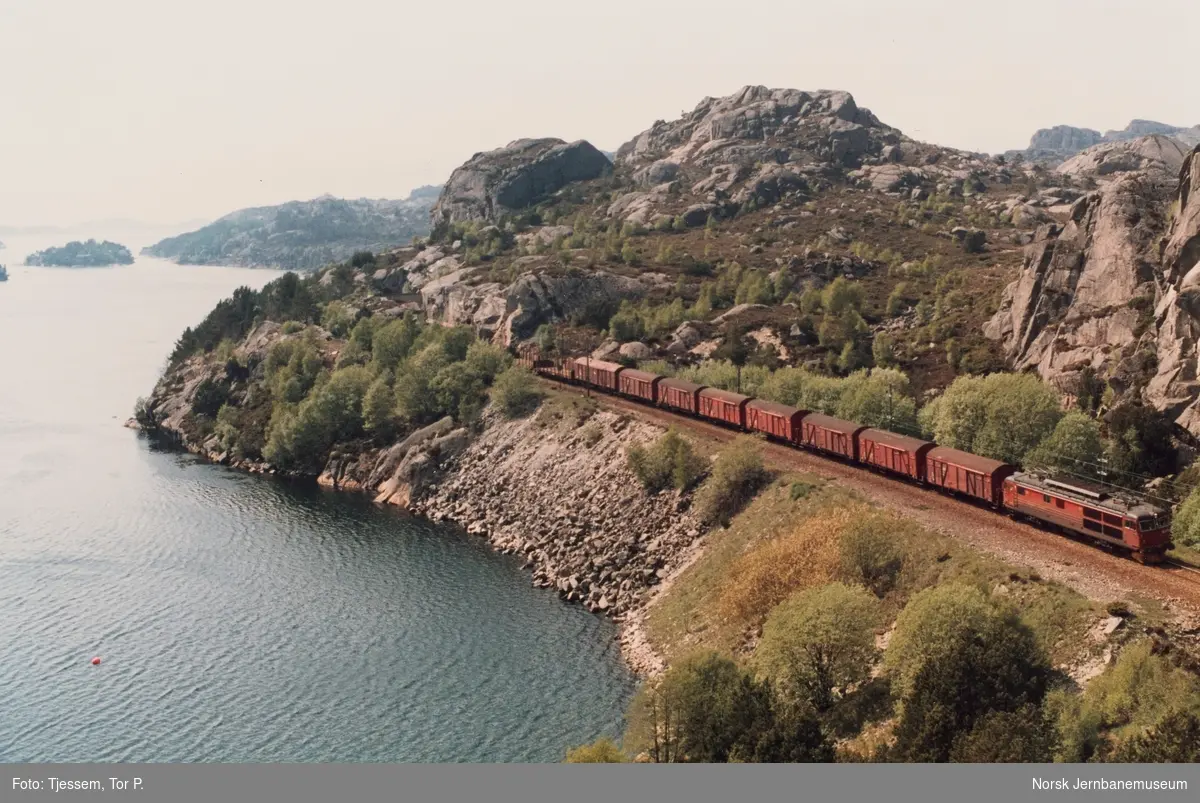 Elektrisk lokomotiv El 14 med godstog fra Stavanger til Oslo, tog 5810, like nord for Egersund