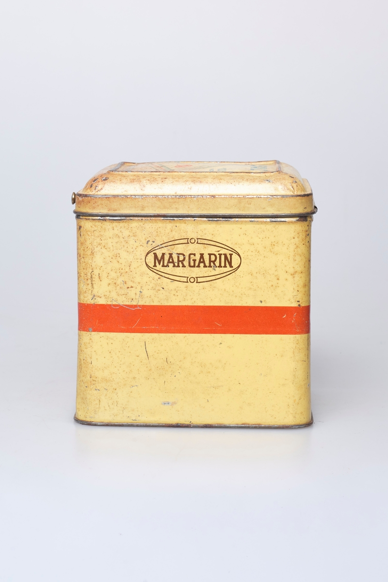 Kvadratisk blikkboks med hengslet lokk, brukt til oppbevaring og salg av Mustad margarin.
