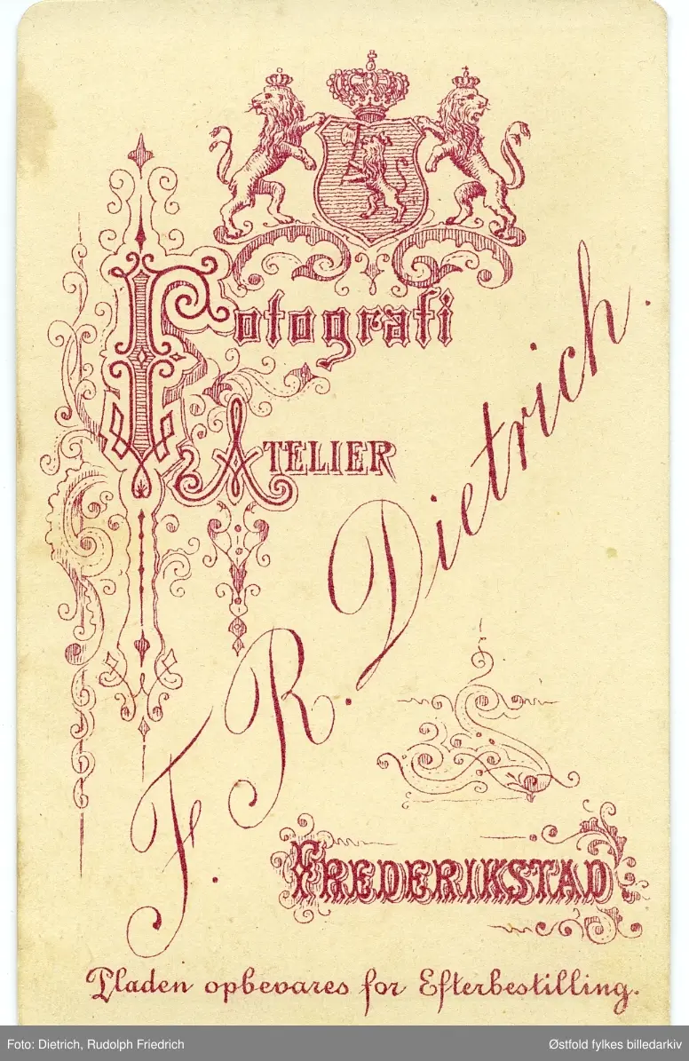 Fra Even Andersens album, ant Sarpsborg-distriktet.
Kan være Even Andersen, f. 1833 i Rakkestad, bosatt i Sarpsborg, Møllegaden, gårdsfullmektig og gift. (Folketelling 1865)