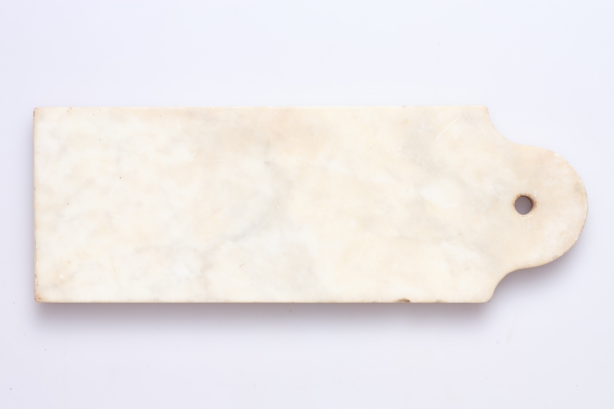 Formen er nær firkantet med krum egg, bred tange. messingholk på skaftett som er dreid med noen profiler. Rest av jernhempe i enden.