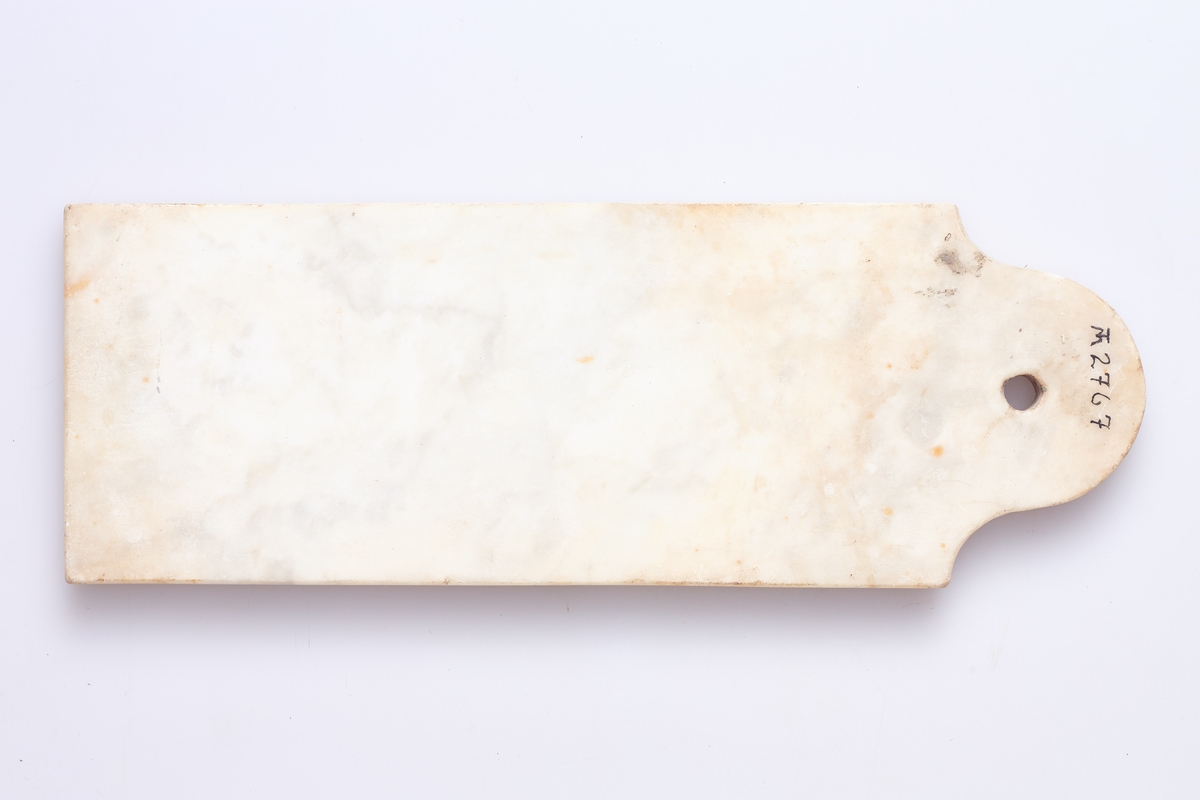 Formen er nær firkantet med krum egg, bred tange. messingholk på skaftett som er dreid med noen profiler. Rest av jernhempe i enden.