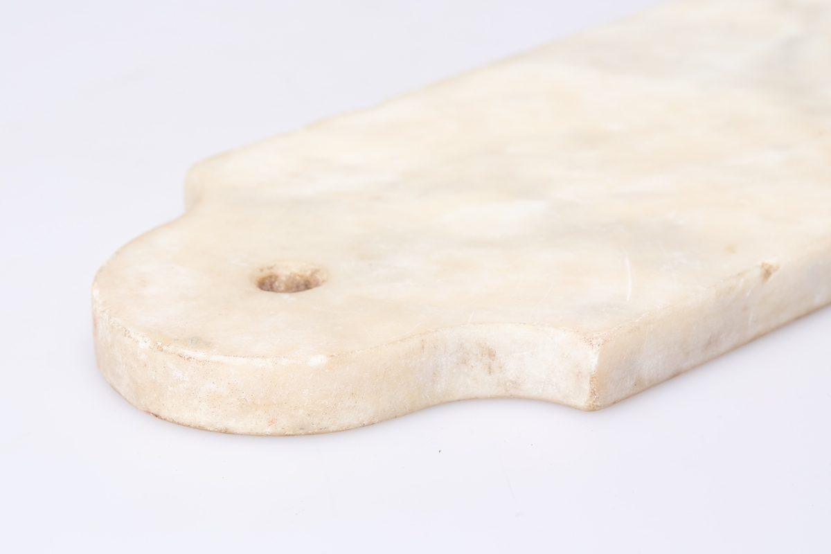 Formen er nær firkantet med krum egg, bred tange. messingholk på skaftett som er dreid med noen profiler. Rest av jernhempe i enden.