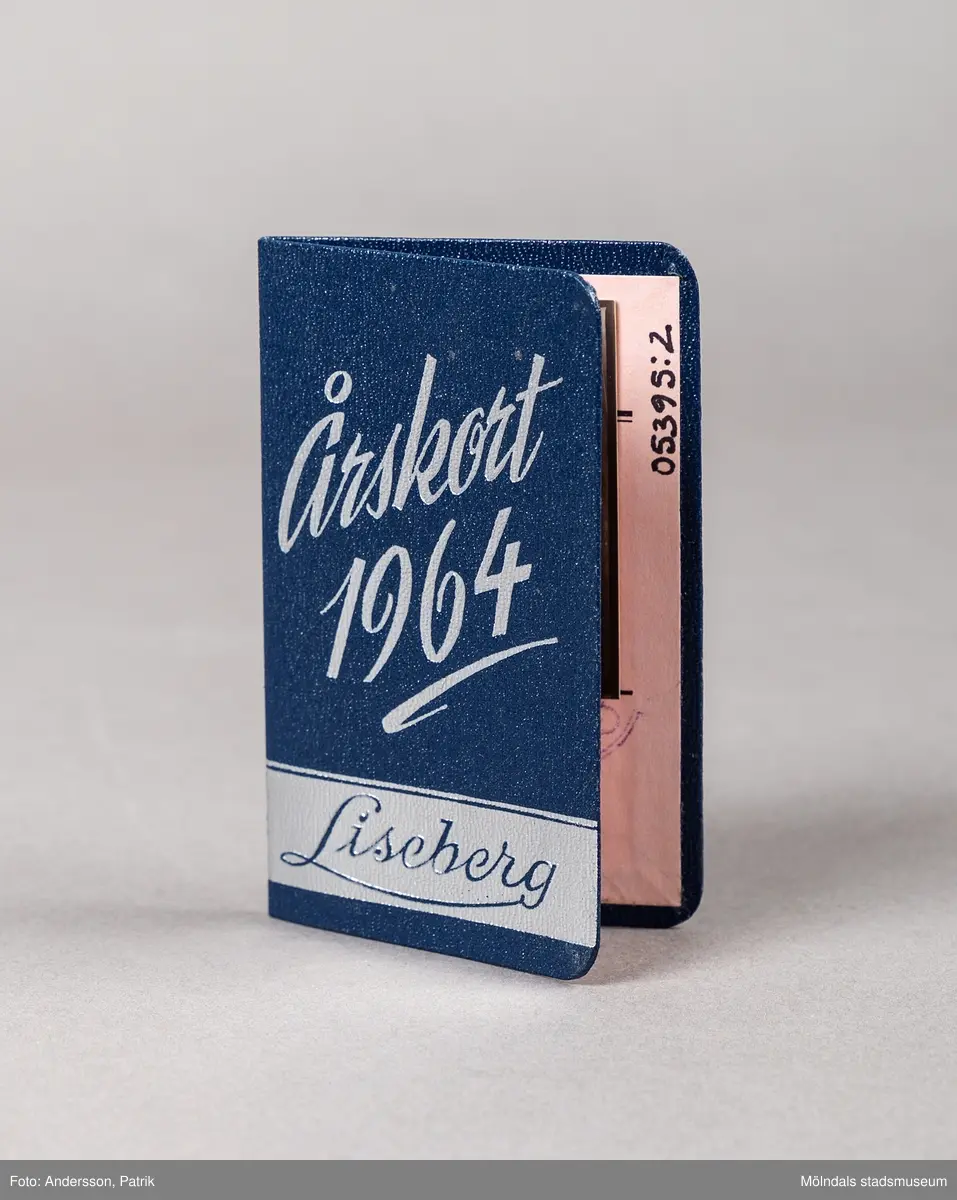 Ett årskort för inträde till Liseberg. Kortet är utformat som en öppningsbar bok i litet fickformat. Kortet är tillverkat av hård kartong. Utsidan är brun med skrivstilstext i silver. Längre ned finns en bred silverrand med texten som anger platsen Liseberg.
Inuti är kortet gult. Kortet har texter inuti som anger att det är ett säsongskort för 1964. Plats finns också för titel, namn  och adress. Kortet anger att det är för vuvna och inte kan överlåtas till annan ägare.
Det finns ett foto på ägaren i koret. Fotot är stämplat av utfärdaren Liseberg.