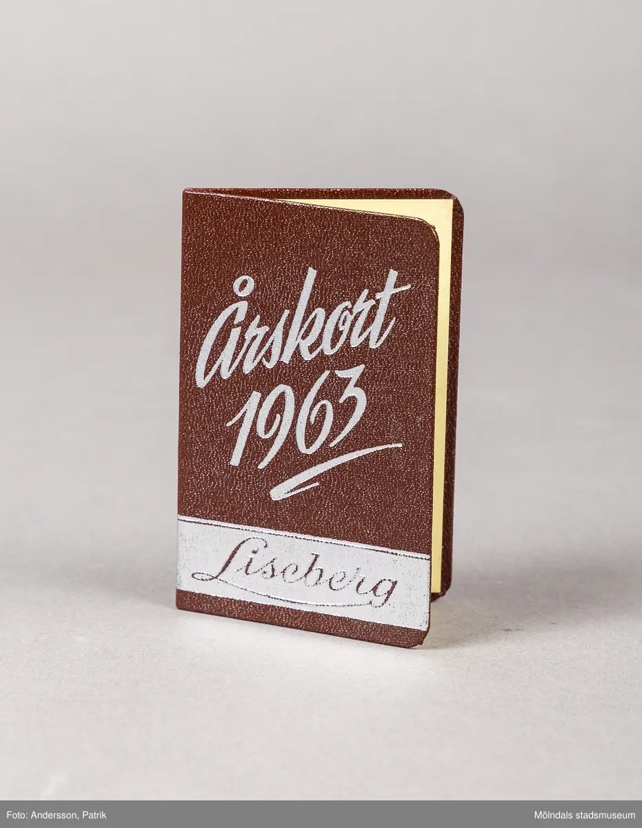 Ett årskort för inträde till Liseberg. Kortet är utformat som en öppningsbar bok i litet fickformat. Kortet är tillverkat av hård kartong. Utsidan är brun med skrivstilstext i silver. Längre ned finns en bred silverrand med texten som anger platsen Liseberg.
Inuti är kortet gult. Kortet har texter inuti som anger att det är ett säsongskort för 1963. Plats finns också för titel, namn  och adress. Kortet anger att det är för vuvna och inte kan överlåtas till annan ägare.
Det finns ett foto på ägaren i koret. Fotot är stämplat av utfärdaren Liseberg.