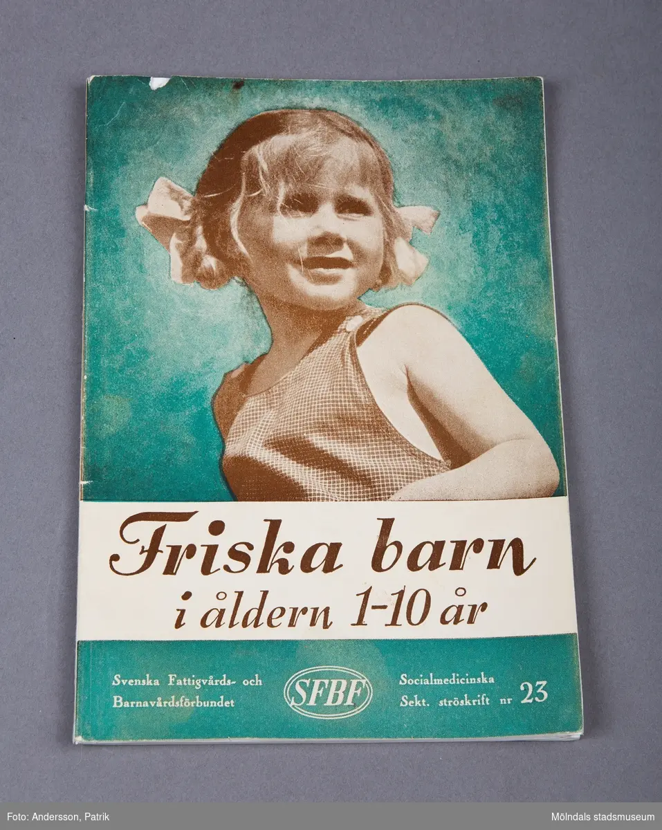 Ett häfte i A5 Format. Framsidan är grön och pryds av en bild på en flicka i femårs-åldern. Flickan har två rosetter i håret och är klädd i en rutig klänning. Nedtill finns texten Friska barn i åldern 1-10 år. Skriften är utgiven i samarbete med Medicinalstyrelsen. Skriften blev omarbetad av socialmedicinska sektionen i samarbete med SFBF. Förkortningen står för Svenska Fattigvårds- och Barnavårdsförbundet.
På baksidan finns information pris, vilket anges vara 75 öre i bokhandeln. 
Medicinalstyrelsen lät utarbeta en broschyr med anlitande av flertal sakkunniga personer. Broschyren var en handledning för föräldrar och innehöll information om kosthållning, klädsel och hygien och dylikt.
Medicinalstyrelsen var en svensk statlig myndighet åren 1878-1968.