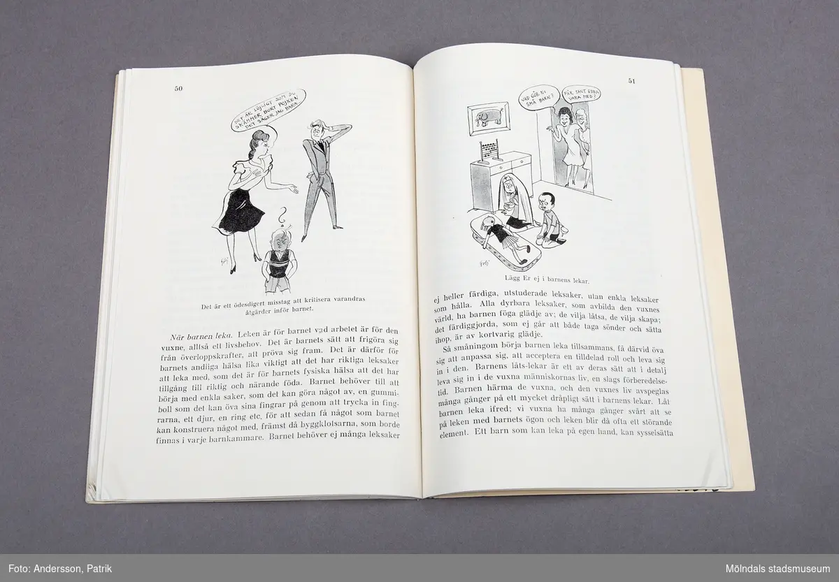 Ett häfte i A5 Format. Framsidan är grön och pryds av en bild på en flicka i femårs-åldern. Flickan har två rosetter i håret och är klädd i en rutig klänning. Nedtill finns texten Friska barn i åldern 1-10 år. Skriften är utgiven i samarbete med Medicinalstyrelsen. Skriften blev omarbetad av socialmedicinska sektionen i samarbete med SFBF. Förkortningen står för Svenska Fattigvårds- och Barnavårdsförbundet.
På baksidan finns information pris, vilket anges vara 75 öre i bokhandeln. 
Medicinalstyrelsen lät utarbeta en broschyr med anlitande av flertal sakkunniga personer. Broschyren var en handledning för föräldrar och innehöll information om kosthållning, klädsel och hygien och dylikt.
Medicinalstyrelsen var en svensk statlig myndighet åren 1878-1968.