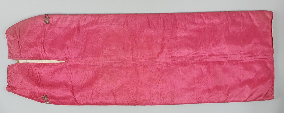 Dåpsveip av rosa silke med blondebånd av tynn metalltråd. Föret med ubleket lin.