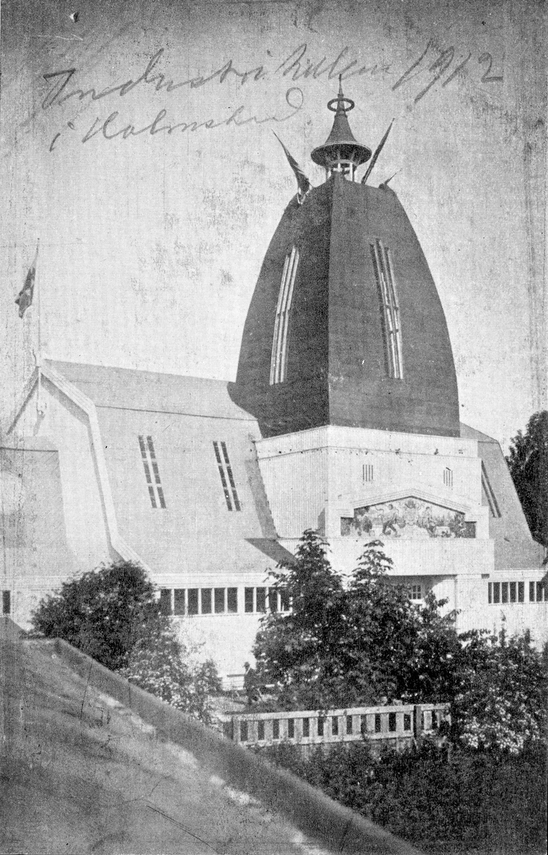 Vykort, "Utställningen i Halmstad 1912. Industrihallen." med sekundär påskrift. Utställningshallarna ritades av Per Lennart Håkansson som var stadsarkitekt i Kristianstad. Området kallades ”Den gula staden” på grund av deras färg. Här fanns även ett stort nöjesutbud med bland annat teater, biograf, dansbana, restaurang och karuseller. Allt revs efter utställningen.